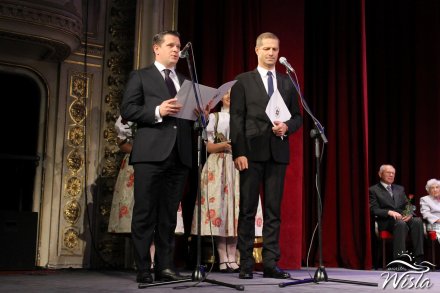 Przewodniczący Rady Miasta Wisła Janusz Podżorski i Burmistrz Tomasz Bujok odczytują laudację dla Andrzeja Niedoby